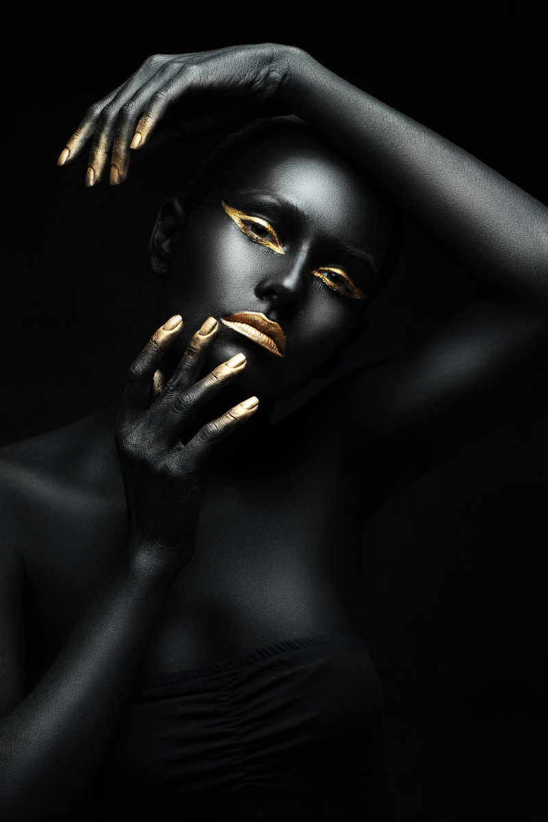 黑色背景上全身漆黑在摆姿势的黑人美女