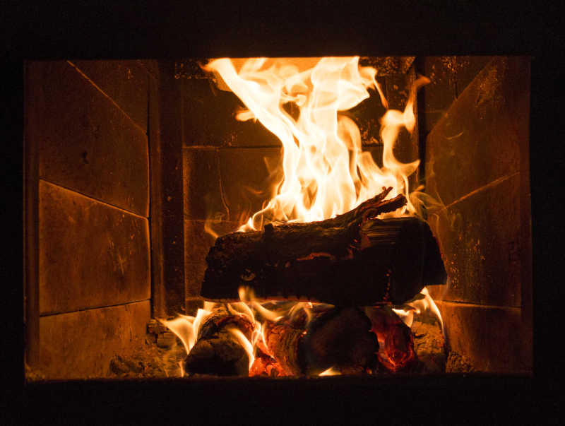 冬夜燃烧的壁炉