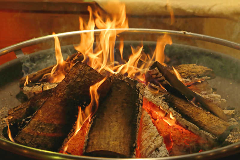盆子里正在燃烧的木炭