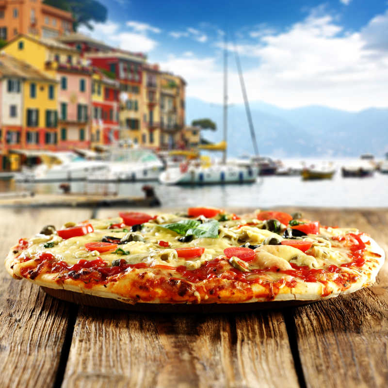 木质桌子上的美味的番茄披萨
