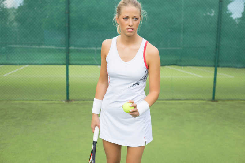 在网球场打网球的女运动员