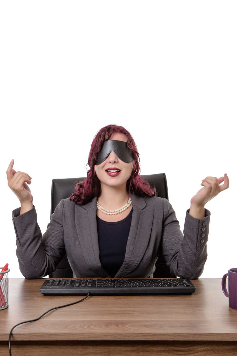 坐在办公室的女秘书戴着眼罩