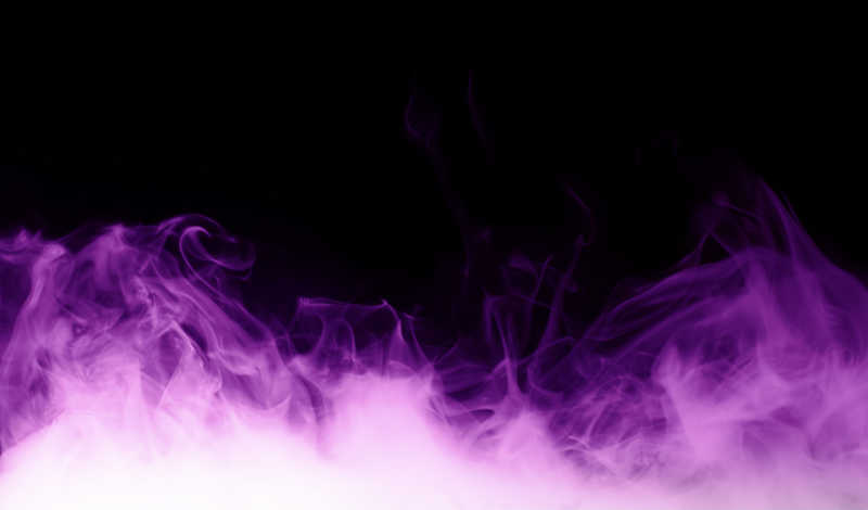 黑色背景上的紫色抽象烟雾