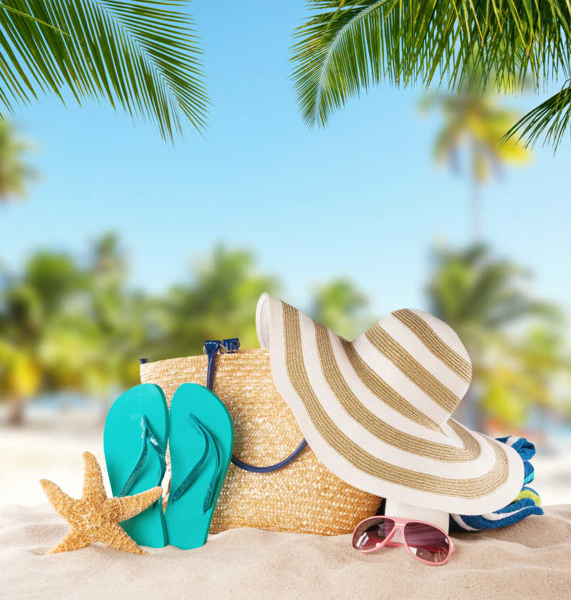夏日沙滩上的海星和帽子饰品