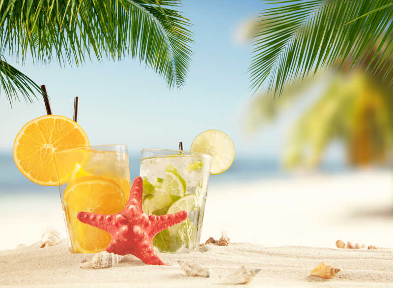 夏日沙滩上的海星和柠檬汁