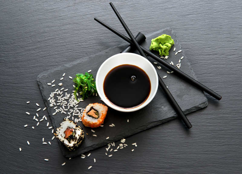 石板桌上加上酱油和筷子的寿司