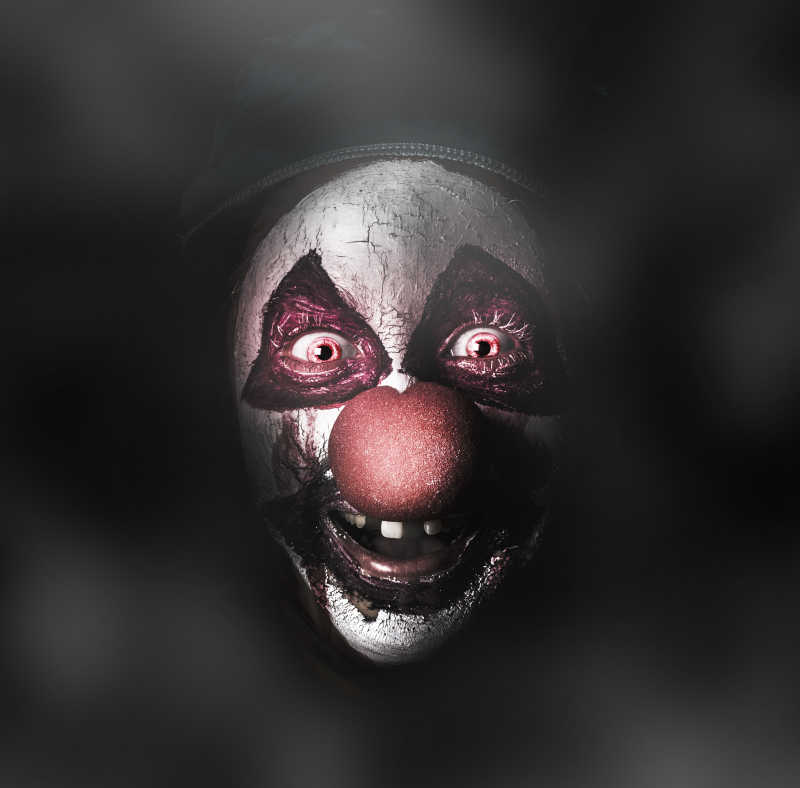 黑暗邪恶小丑脸上带着可怕的笑脸