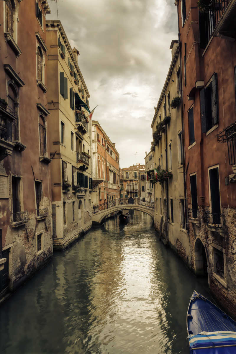 威尼斯运河两岸的美丽风光