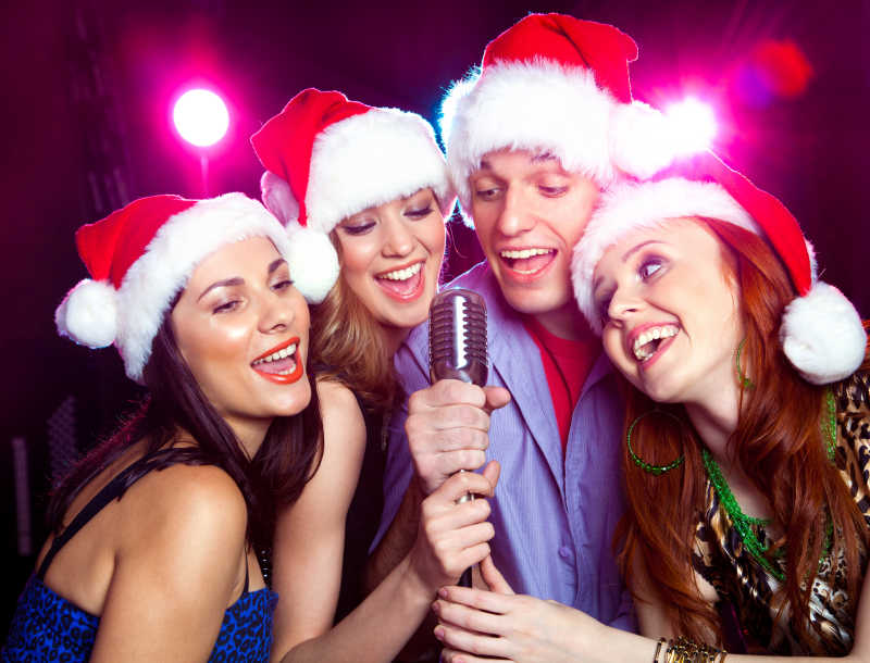 圣诞晚会唱歌的朋友