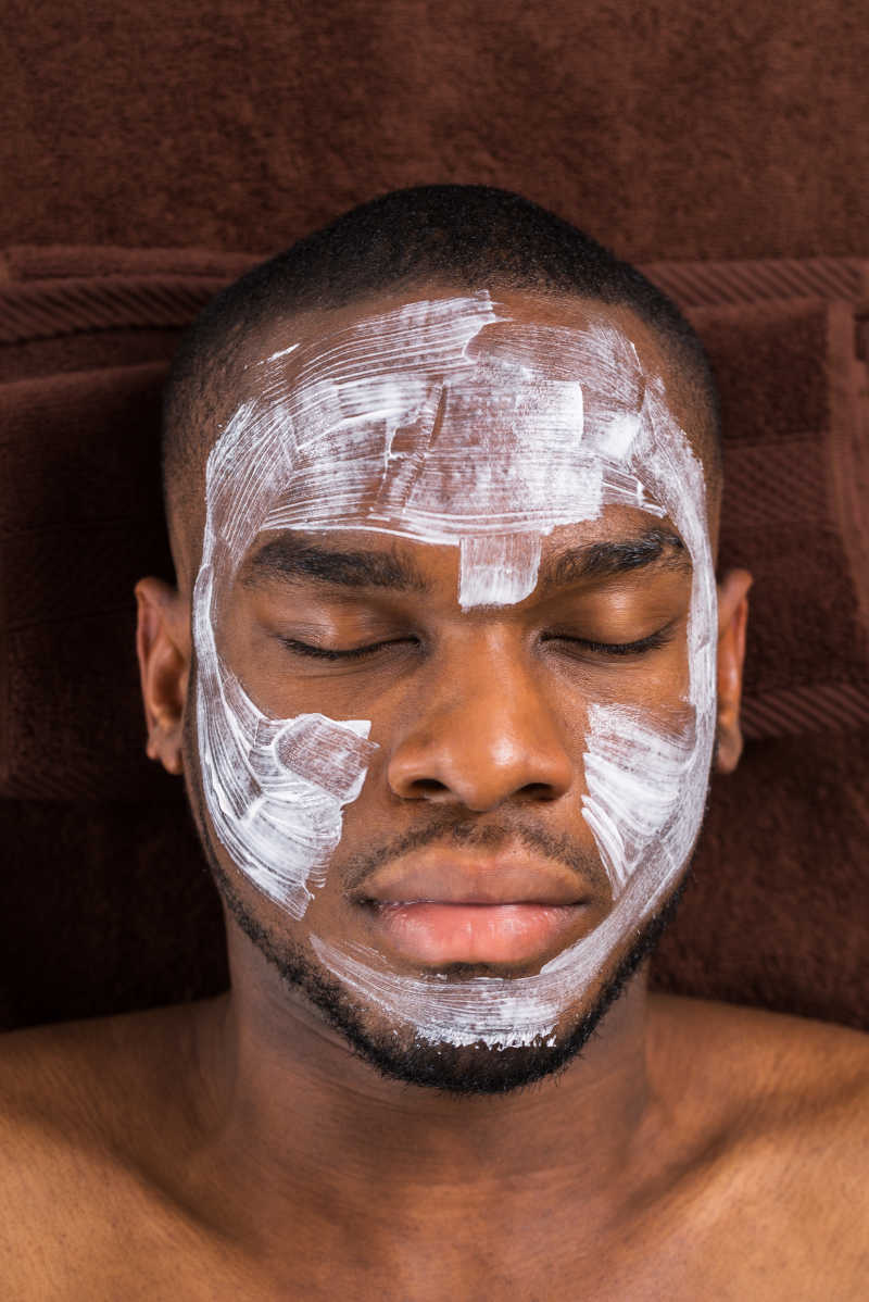 正在做面部皮肤美容的非洲男子