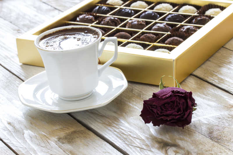 土耳其咖啡块菌巧克力和干玫瑰在木桌上