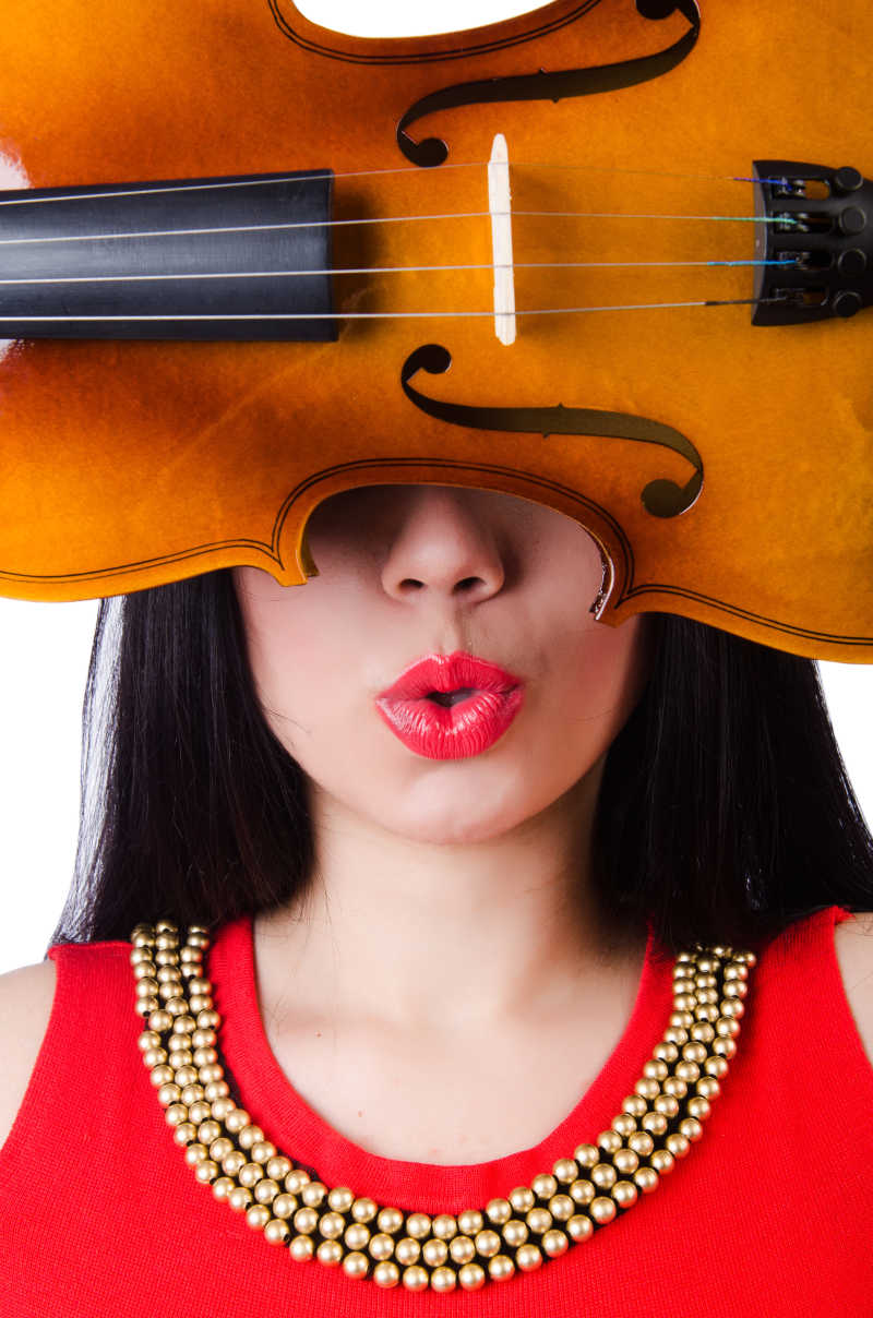 穿红色衣服的小女孩拿着一把小提琴