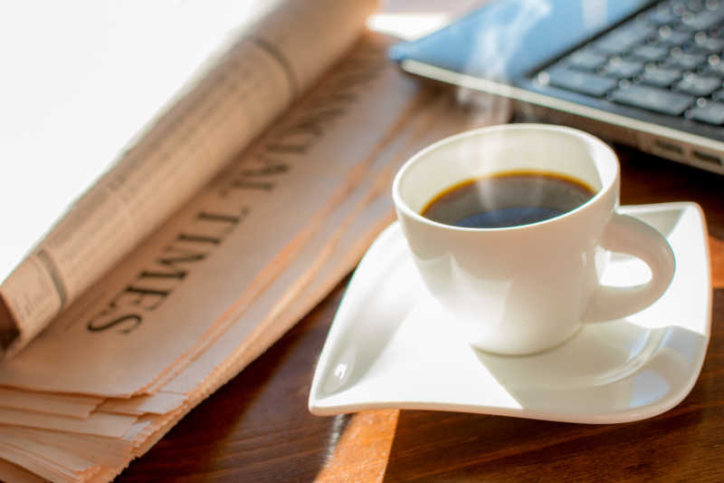 一杯热咖啡与报纸
