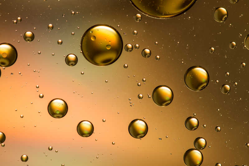 食用油中浮动的泡泡