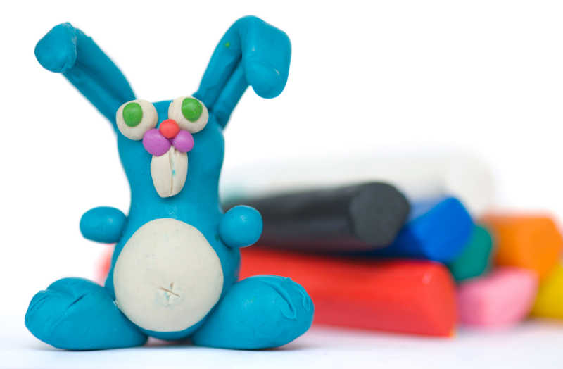 橡皮泥制作的蓝色兔子