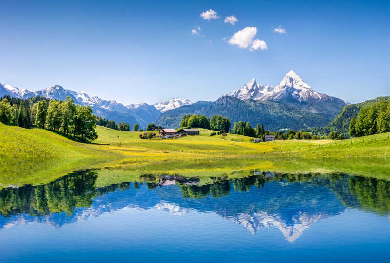 阿尔卑斯山清澈的山间湖泊全景