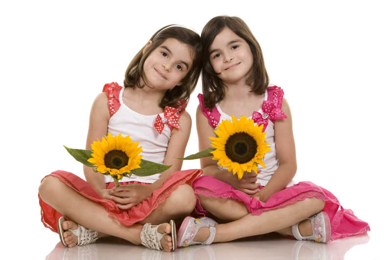 双胞胎姐妹拿着太阳花