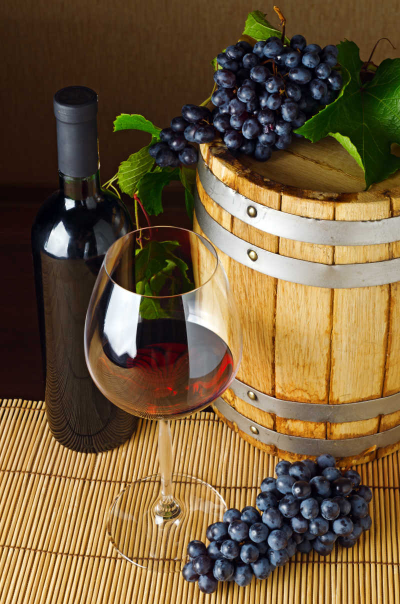 红葡萄酒与木桶上的葡萄