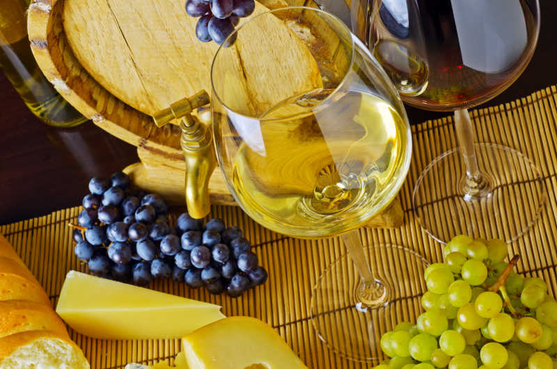 桌上的葡萄酒和奶酪