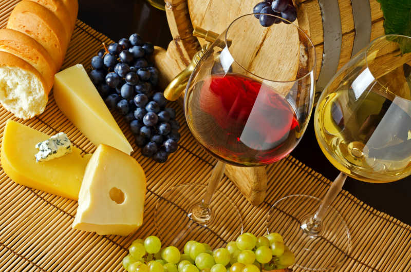 桌上的红葡萄酒和奶酪