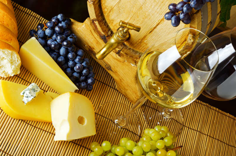桌上的奶酪和葡萄酒