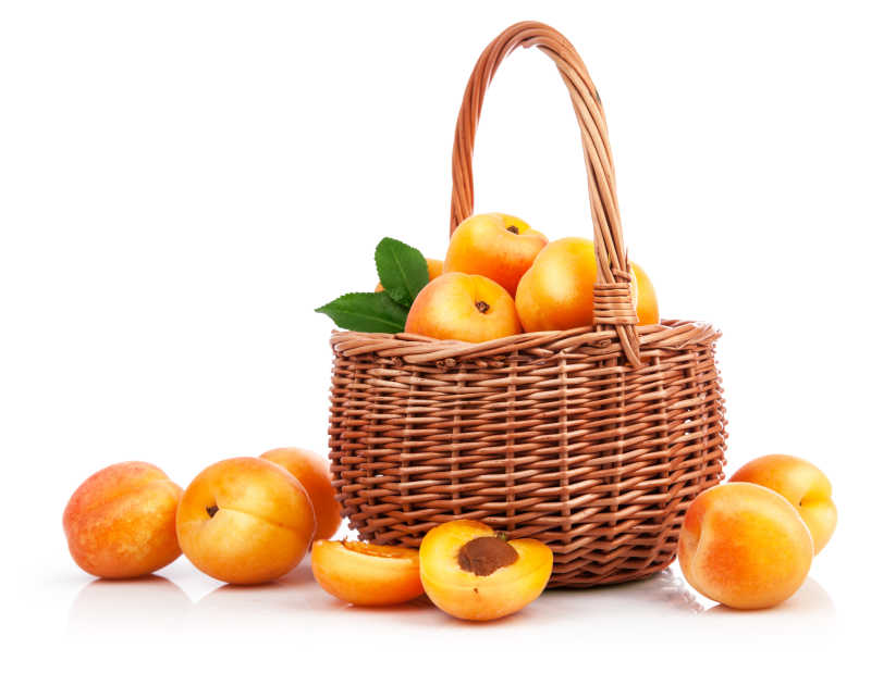 果篮里的鲜杏