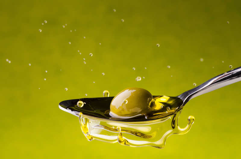 汤匙里飞溅的橄榄油
