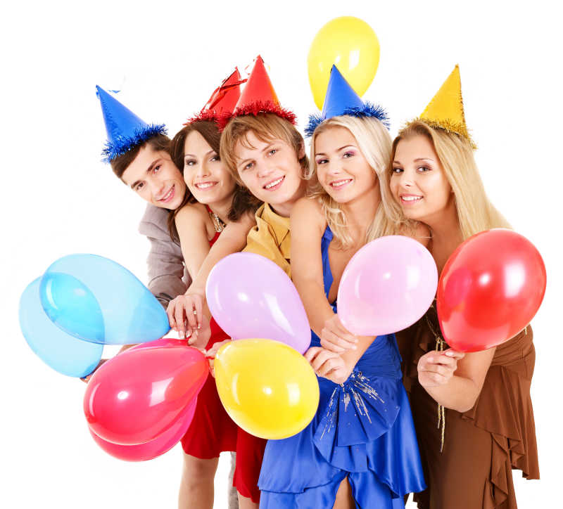 一群年轻人在派对上手持气球
