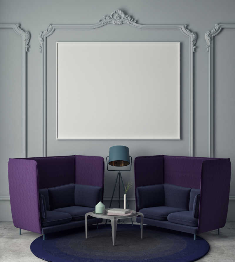 灰色墙壁上的空白画框和紫色沙发
