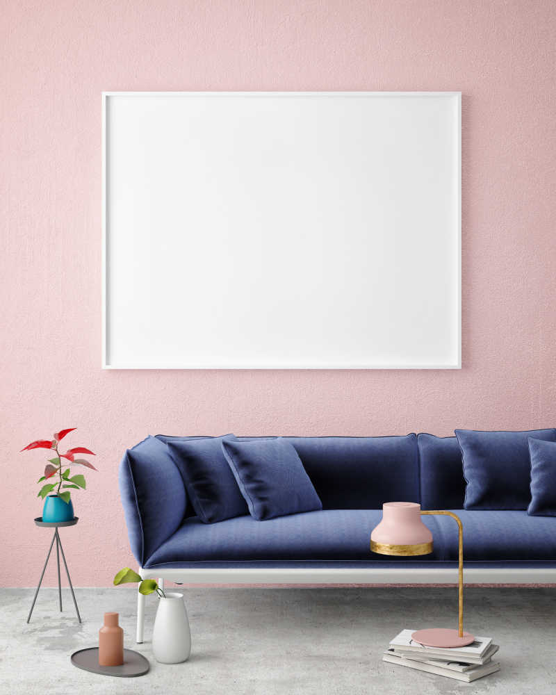 粉色客厅蓝色沙发上方的空白画布