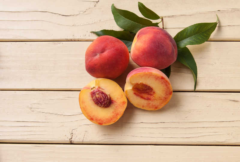 放在木板上的新鲜的桃子
