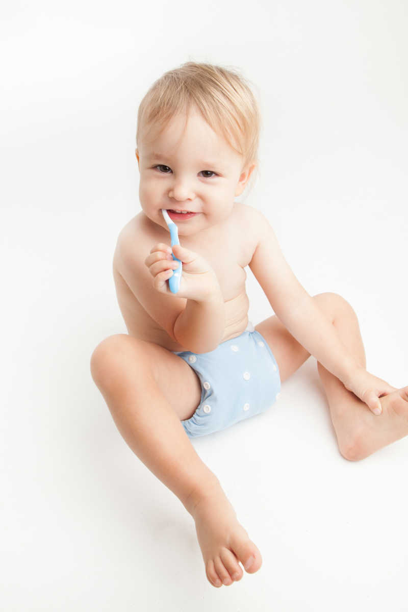 刷牙的可爱小宝宝