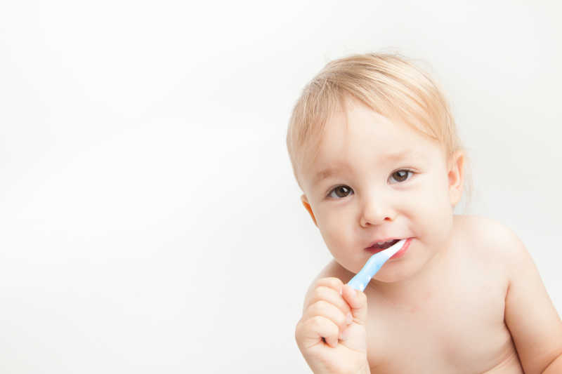 刷牙的可爱小婴儿