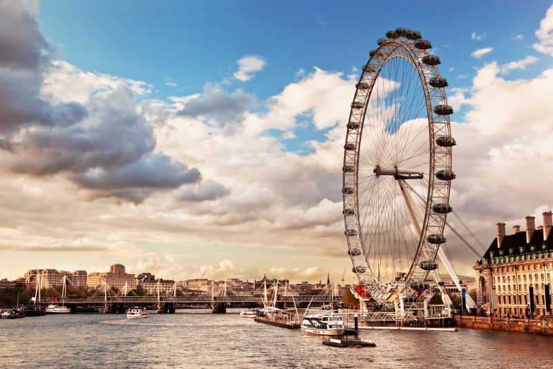 英国伦敦水上景色和摩天轮
