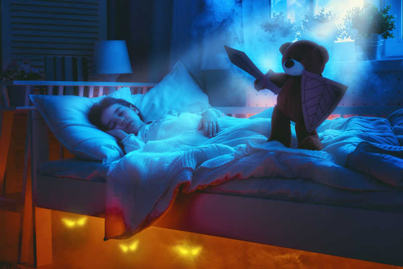 被泰迪熊玩偶守护的睡梦中的女孩