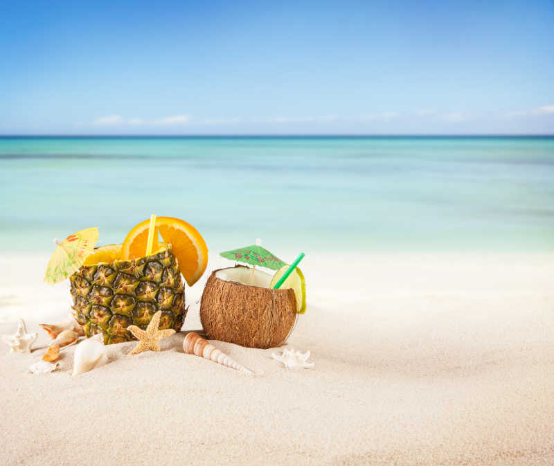 夏日海滩上的菠萝汁和椰奶
