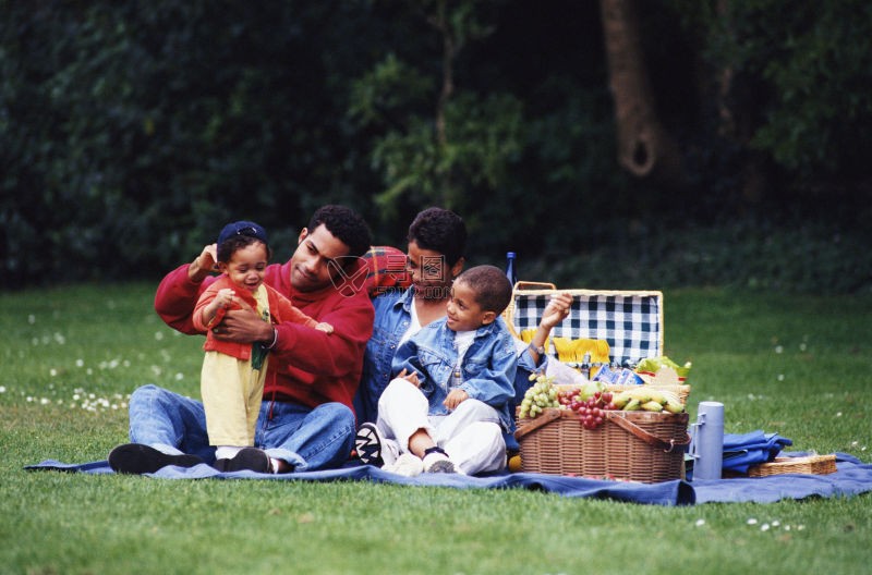 草地上一起野餐放松的一家人
