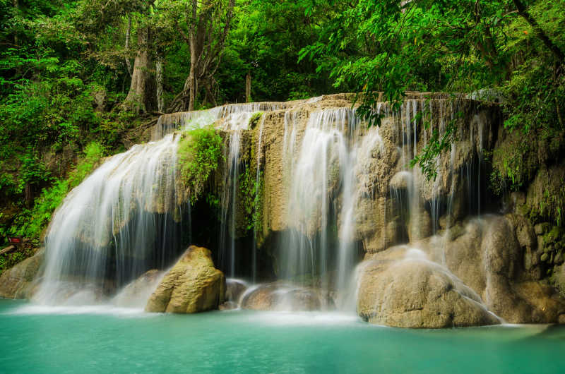 绿色丛林流动的泰国Erawan瀑布