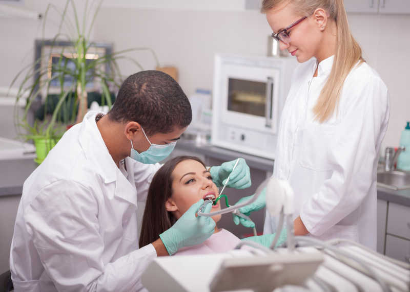牙医正在治疗女性患者的牙齿