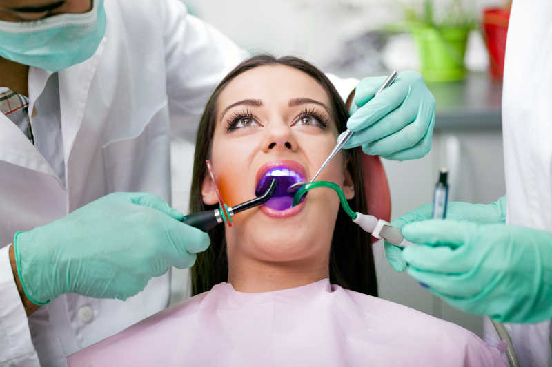 牙科医生与病人合作检查牙齿