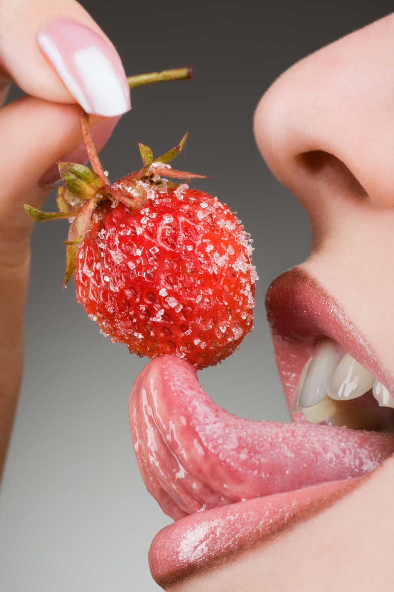 漂亮的女性模特吃美味的草莓