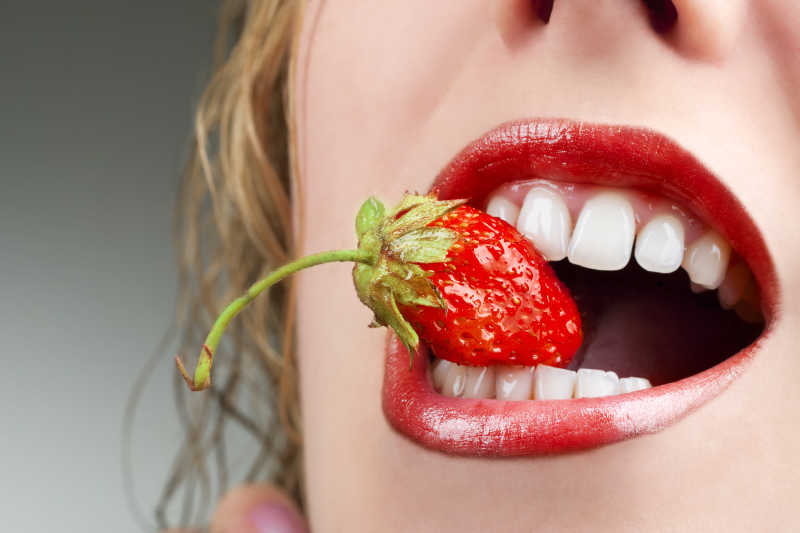 女人和39岁的红草莓嘴