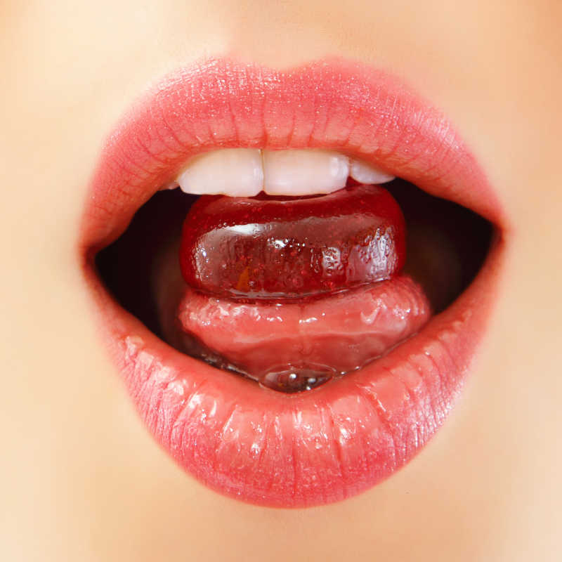 女人吮吸可爱糖果糖果紧闭嘴唇牙齿舌头