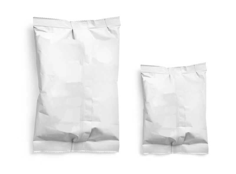 白色背景下两袋大小不同的白色纸袋包装袋
