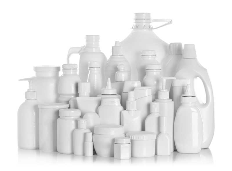 白色背景下白色的盛放清洁产品的包装瓶
