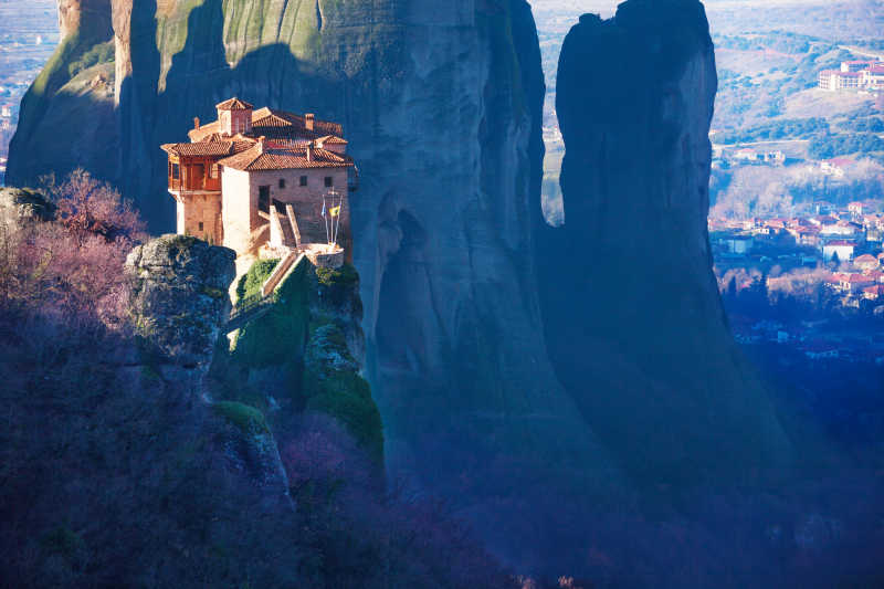 群山背景下的山顶上的圣罗桑寺