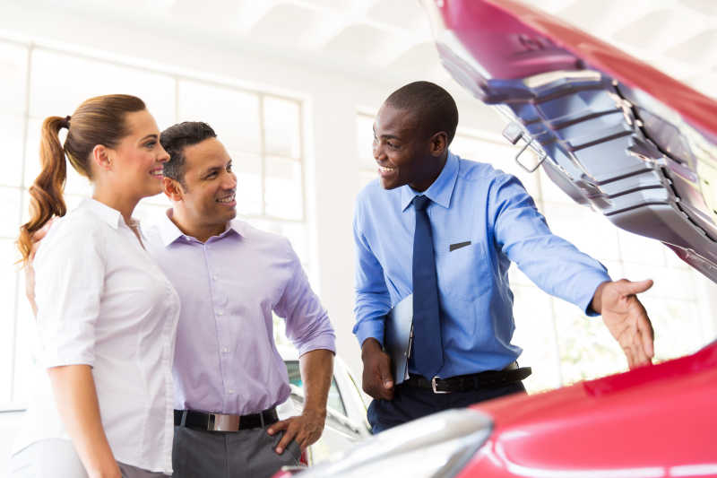 非洲车辆经销商给夫妇客户介绍汽车性能