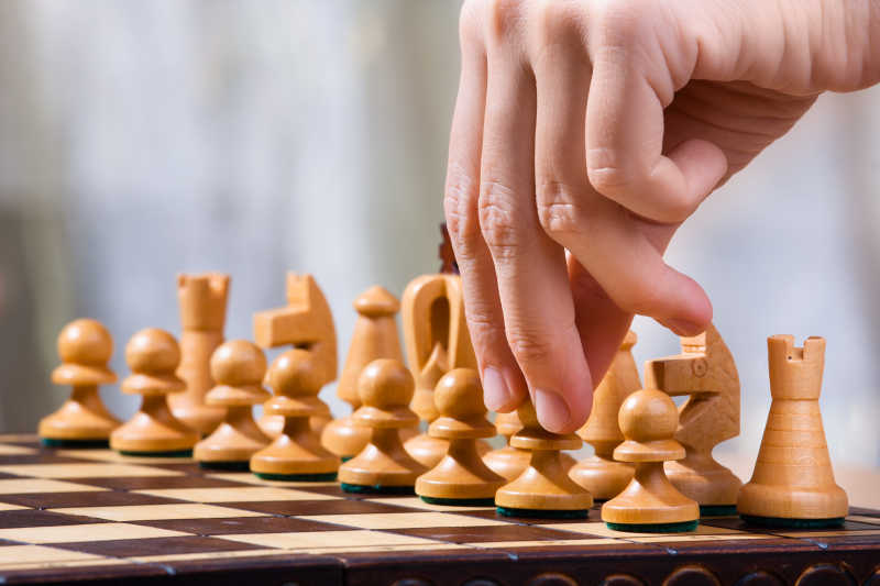 拿着棋子的棋手的手特写