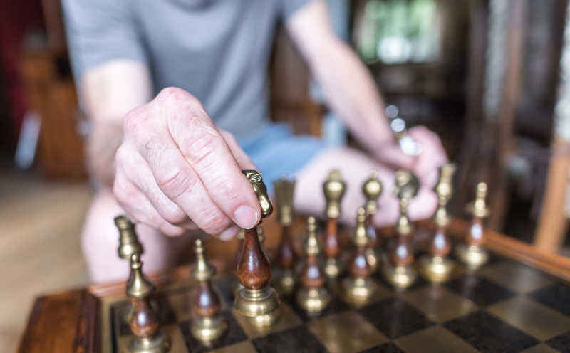 棋盘上挪动棋子的手