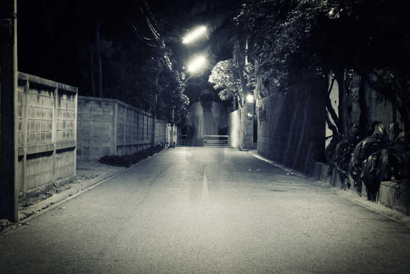 晚上街道上的幽灵